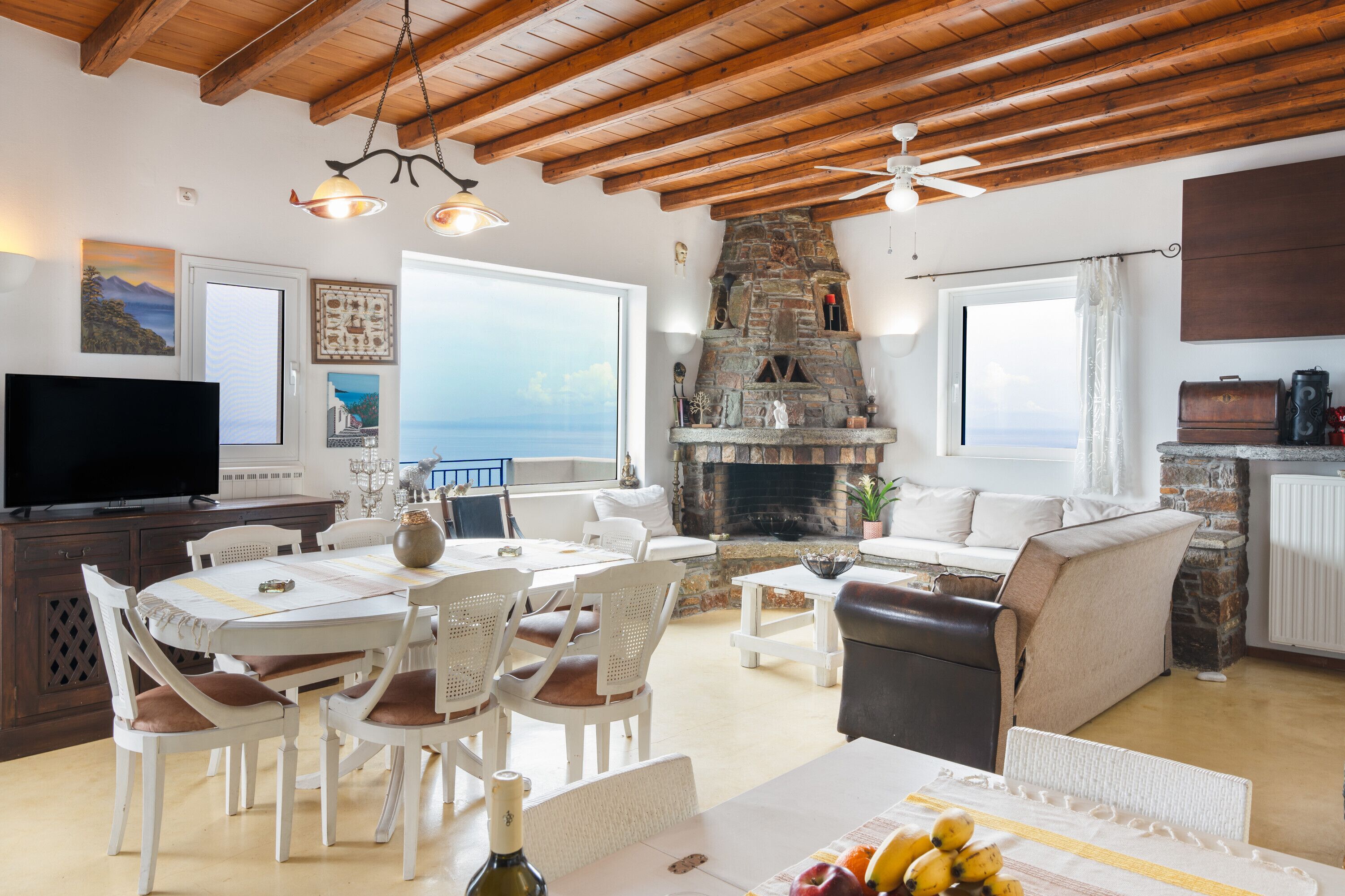 Télévision, cheminée, chaîne hi-fi