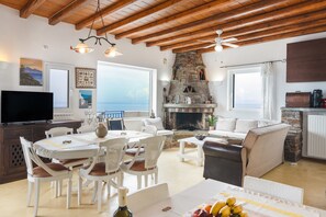 TV, fireplace, stereo - Holiday Home 'Blue and White' with Sea View (Kea)