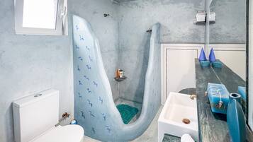 Dusche, kostenlose Toilettenartikel, Haartrockner, Handtücher