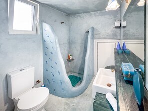 Dusj, toalettartikler (inkludert), hårføner og håndklær