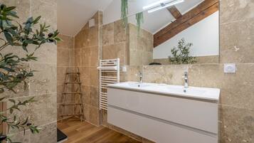 Dusche, Haartrockner, HandtĂŒcher