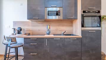 Réfrigérateur, micro-ondes, four, plaque de cuisson