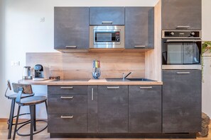 Fridge, microwave, oven, stovetop - Apartment 'Louis 13' with Lake View, Wi-Fi and Air Conditioning (Ginestas)