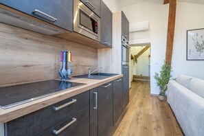 Frigorífico, microondas, horno y placa de cocina
