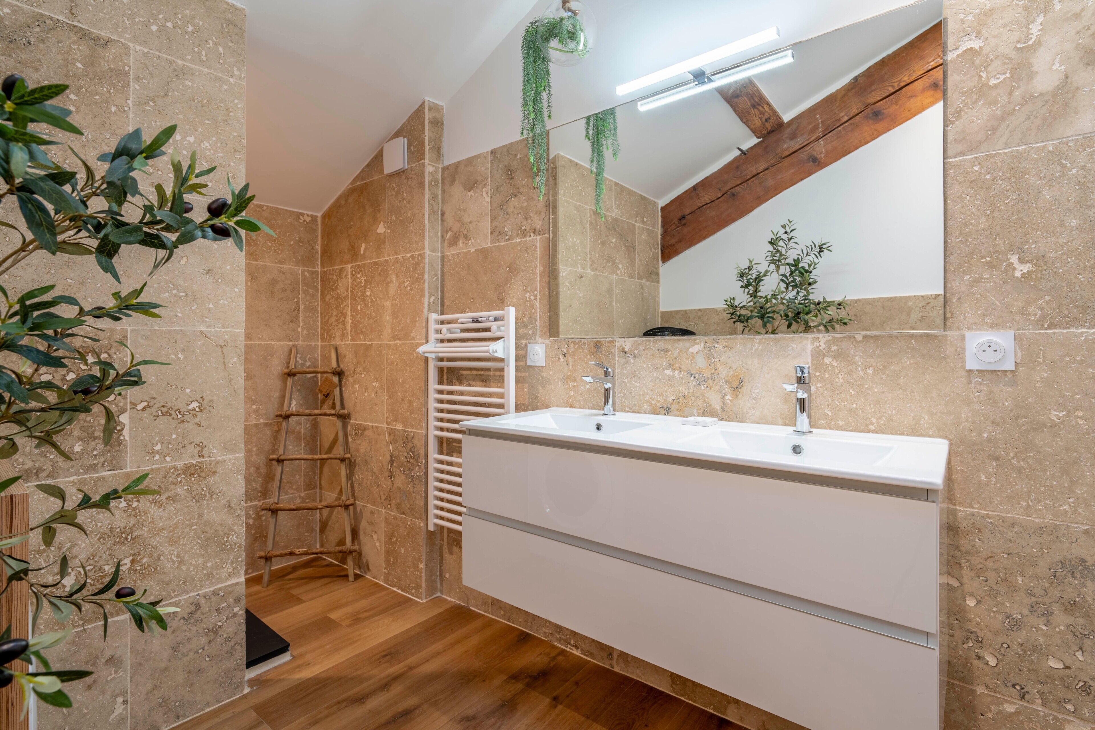 Een douche, een haardroger, handdoeken