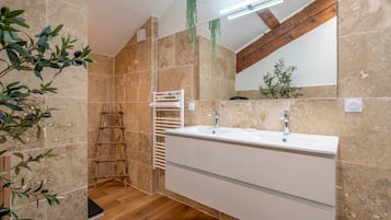 Een douche, een haardroger, handdoeken