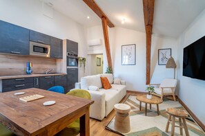 TV - Apartment 'Louis 13' with Lake View, Wi-Fi and Air Conditioning (Ginestas)