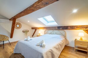 2 bedrooms, iron/ironing board, free WiFi, bed sheets - Apartment 'Louis 13' with Lake View, Wi-Fi and Air Conditioning (Ginestas)