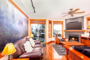 Smart TV, fireplace - Family haven; stylish 2 bedroom retreat! (Beaverdell)