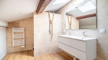 Shower, hair dryer, towels