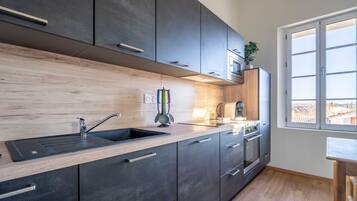 Réfrigérateur, micro-ondes, four, plaque de cuisson