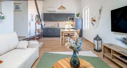 Apartment 'Le Somail - Louis 14' with Lake View, Wi-Fi and Air Conditioning