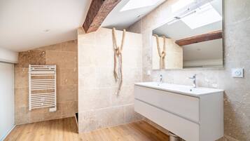 Douche, sèche-cheveux, serviettes fournies