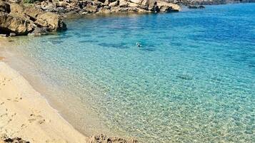 Una spiaggia nelle vicinanze