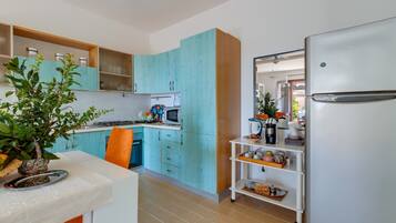 Frigorifero, microonde, forno, piano cottura