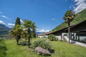 Property grounds - Apartment 'Thanhammer Porphyr' with Mountain View, Shared Terrace and Pool (Terlano)