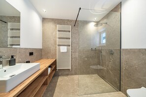 Douche, articles de toilette gratuits, sèche-cheveux
