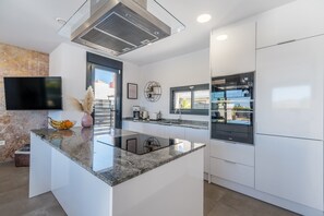 Frigorífico, microondas, horno y placa de cocina