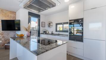 Een koelkast, een magnetron, een oven, een kookplaat