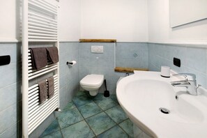 Suihku, hiustenkuivaaja, pyyhkeet