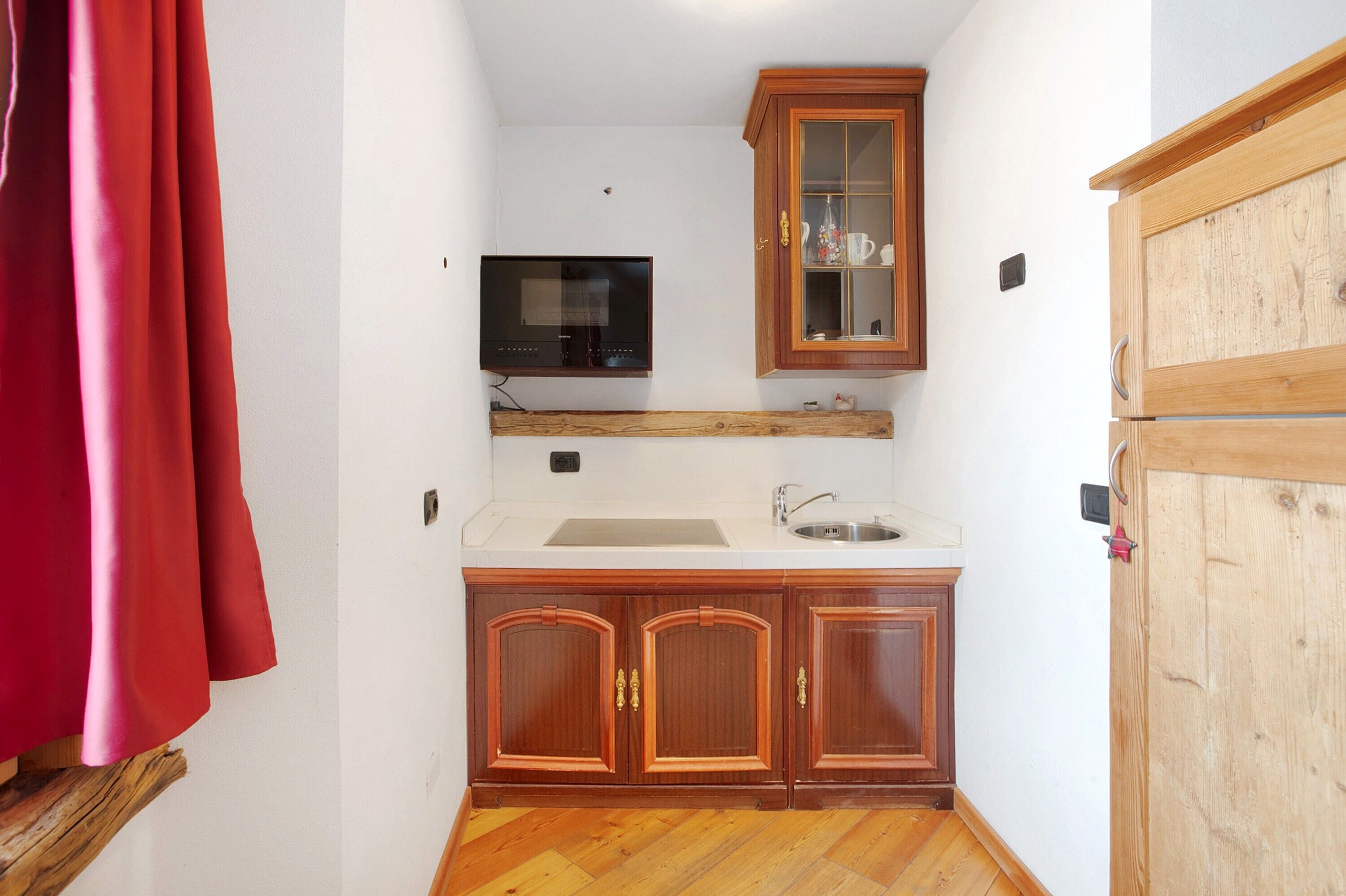 Kühlschrank, Mikrowelle, Herdplatte, Kochgeschirr/Geschirr/Besteck