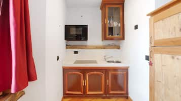 Kühlschrank, Mikrowelle, Herdplatte, Kochgeschirr/Geschirr/Besteck