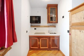 Jääkaappi, mikroaaltouuni, liesi, keittoastiat/astiat/ruokailuvälineet