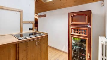 Frigorifero, microonde, piano cottura, bollitore elettrico