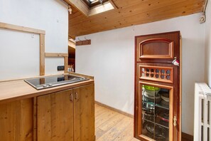 Fridge, microwave, stovetop, electric kettle