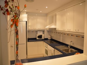 Kjøleskap, mikrobølgeovn, ovn og kokeplater