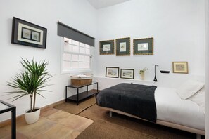 1 habitación, tabla de planchar con plancha, wifi gratis y ropa de cama