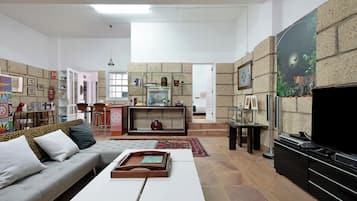 Televisión, reproductor de DVD y estéreo