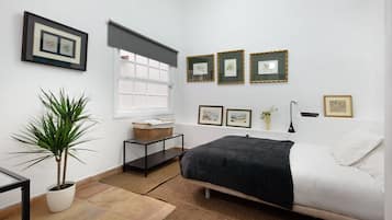 1 slaapkamer, een strijkplank/strijkijzer, gratis wifi, beddengoed