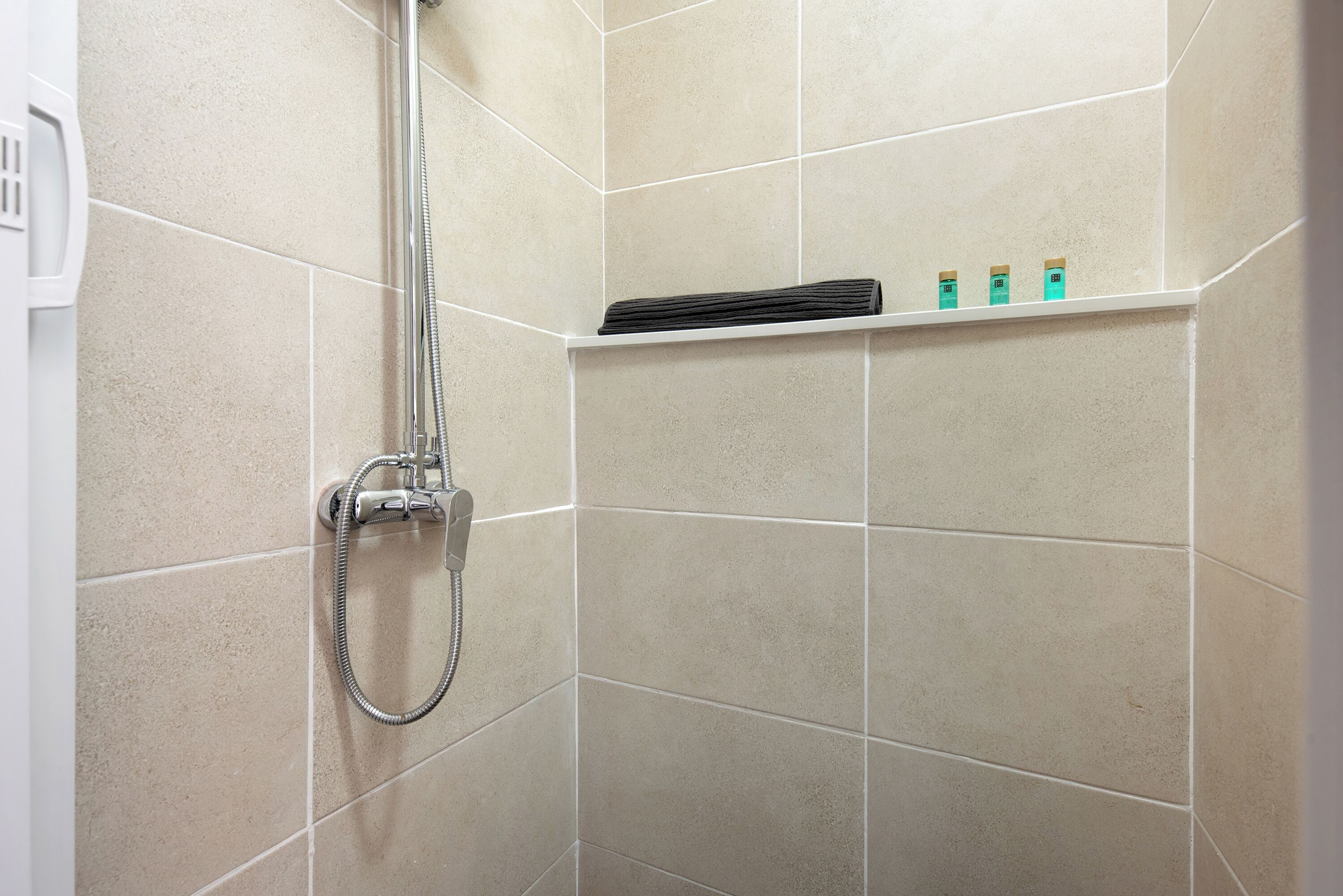 Regadera, secadora de cabello, toallas 