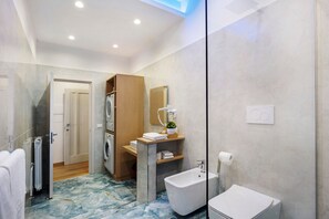 Shower, hair dryer, towels - Apartment 'Partenope' with Balcony, Wi-Fi and Air Conditioning (Castellammare di Stabia)