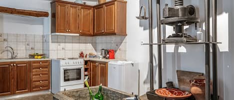 Fridge, oven, stovetop, coffee/tea maker