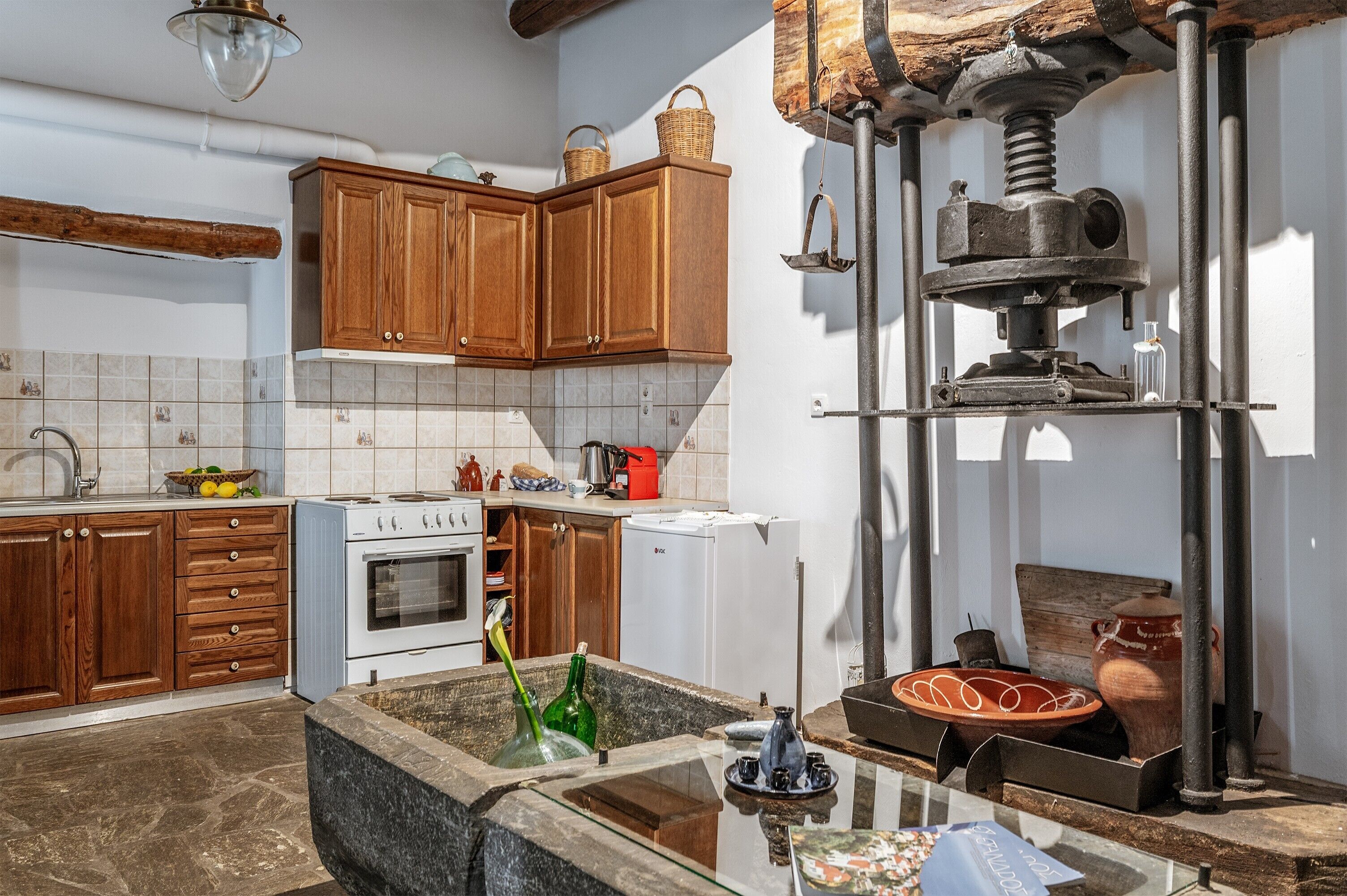 Fridge, oven, stovetop, coffee/tea maker