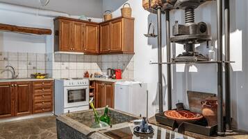 Fridge, oven, stovetop, coffee/tea maker