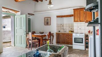 Fridge, oven, stovetop, coffee/tea maker