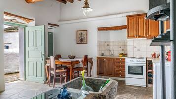 Fridge, oven, stovetop, coffee/tea maker