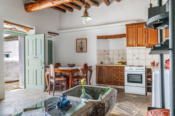 Frigorífic, forn, placa de cuina i cafetera i tetera