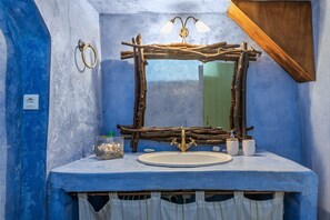 Regadera, secadora de cabello, toallas 