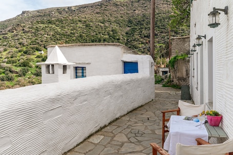 Outdoor dining. Olive Guesthouse Junior Apartment with Sea View and Wi-Fi