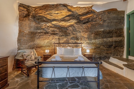 1 bedroom, iron/ironing board, free WiFi, bed sheets. Apartment 'Traditional Olive Guesthouse' with Sea View and Wi-Fi