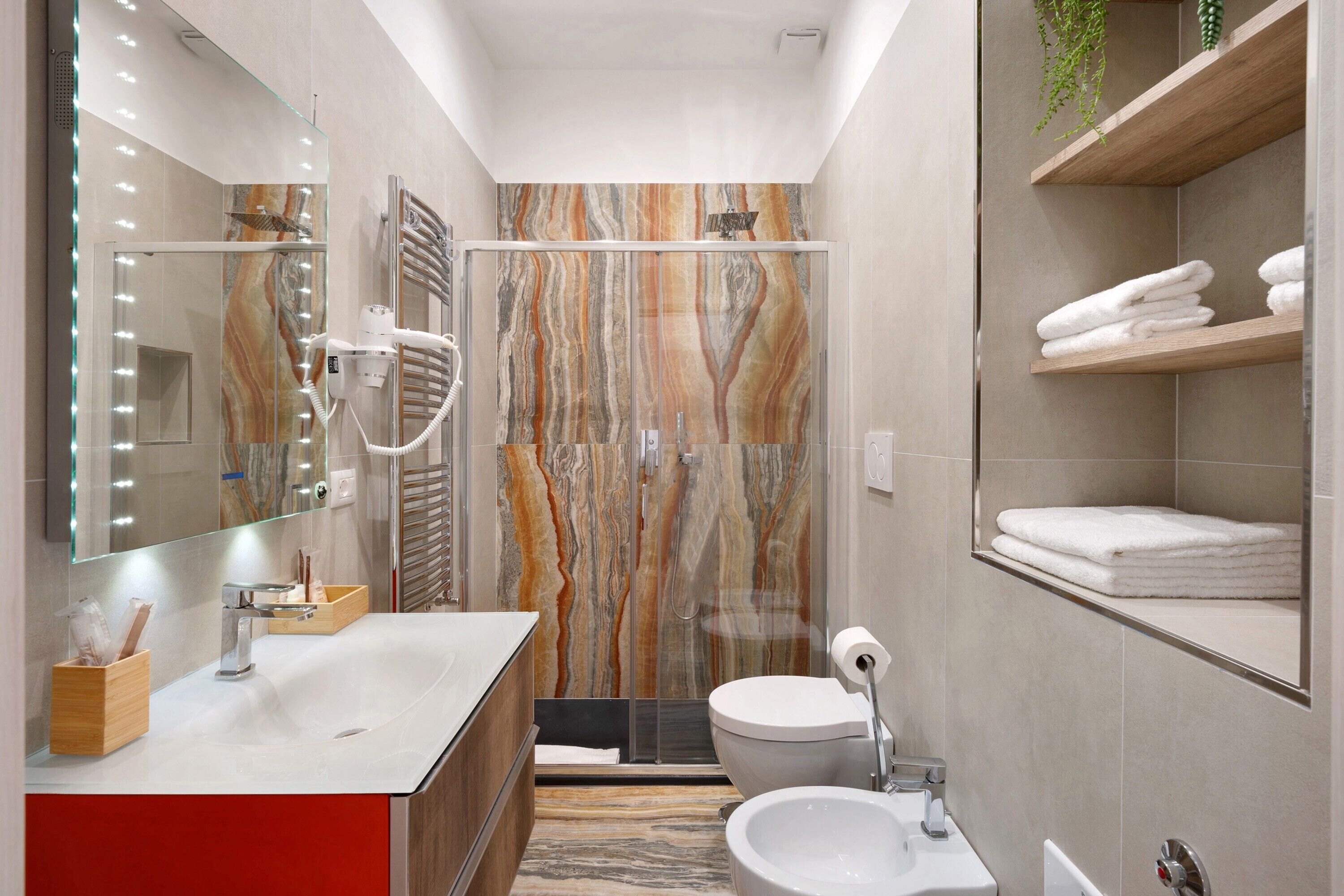 Bruser, hårtørrer, håndklæder