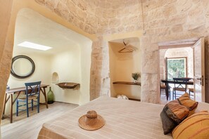 5 bedrooms, iron/ironing board, free WiFi, bed sheets