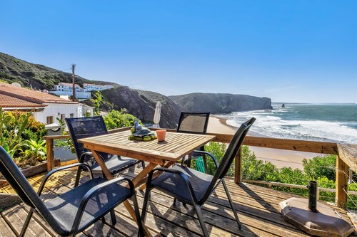 Holiday Home 'Abrigo Do Pescador' with Sea View, Private Terrace and Wi-Fi
