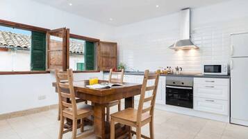 Een koelkast, een magnetron, een oven, een kookplaat