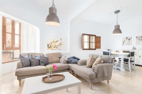 TV. Plaza maca, townhouse in the heart of Campanet