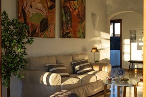 Una sala de estar con un sofá, una mesa de centro y una planta.